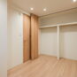 洋室 洋室3は廊下からアクセスする独立したお部屋です。過ぎゆく時間をのびのびと感じることができるプライベート空間です。