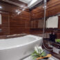 風呂 光沢感のある木目調パネルが高級感を醸し出すバスルームです。ゆったりと体を伸ばせる安らぎ空間です。