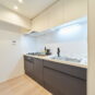 キッチン 作業スペースが広く、豊富な収納が魅力の壁付けシステムキッチンです。