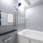 風呂 グレイッシュに仕上げたバスルームは、スタイリッシュな癒しの空間です。「心地いい」瞬間のために、機能性とデザイン性に重点を置きました。