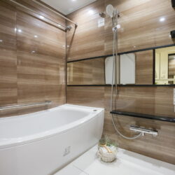 光沢感のある木目調のパネルが、より一層くつろぎと高級感を演出するバスルームです。1418サイズのゆとりがあるので、身体も心もリラックスできる空間です。風呂