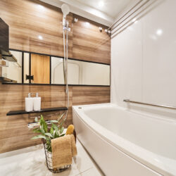 バスルームはゆったりとくつろぎ溢れる空間で、身体も心も癒されます。暖房・涼風・換気・乾燥機能付きで１年中快適です。風呂