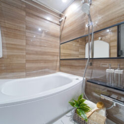 1日の疲れを癒してくれるバスルームは、柔らかな木目調のアクセントパネルでより一層くつろぎの空間を醸し出します。風呂