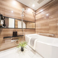 1日の疲れを癒してくれるバスルームは光沢感のある木目調のパネルでより一層くつろぎの空間を演出します。風呂