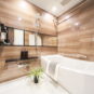 風呂 1日の疲れを癒してくれるバスルームは光沢感のある木目調のパネルでより一層くつろぎの空間を演出します。