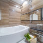 風呂 1日の疲れを癒してくれるバスルームは、柔らかな木目調のアクセントパネルでより一層くつろぎの空間を醸し出します。